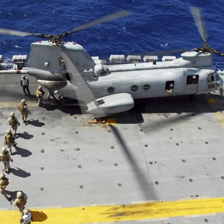 Морской пехотинцы доска CH-46E морской рыцарь вертолет на летной палубе USS Пелелиу