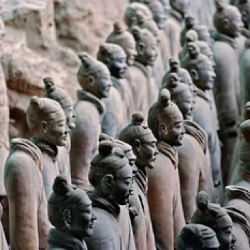 Три ряда Qin Terra Cotta Warriors Xian China плакат печать Адама Джонса (24x15) | Дом и сад