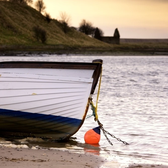 Лодка на берегу моря Alnmouth Northumberland Англия плакат печать (12x19)|Таблички и знаки| |