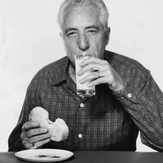 Портрет зрелого человека пить молоко и есть хлеб плакат печать (18x24)|Таблички