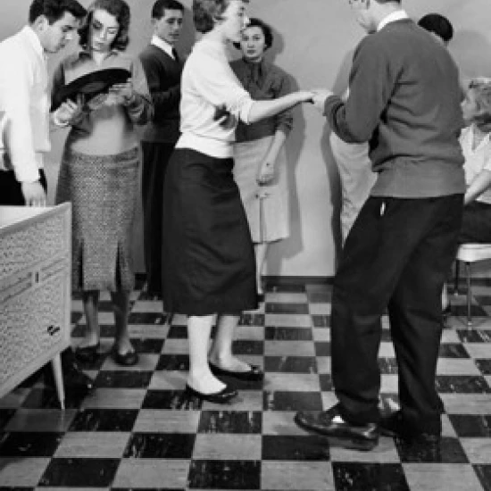 Подростки танцуют на вечерние Инке плакат печать (24x36)|Таблички и знаки| |