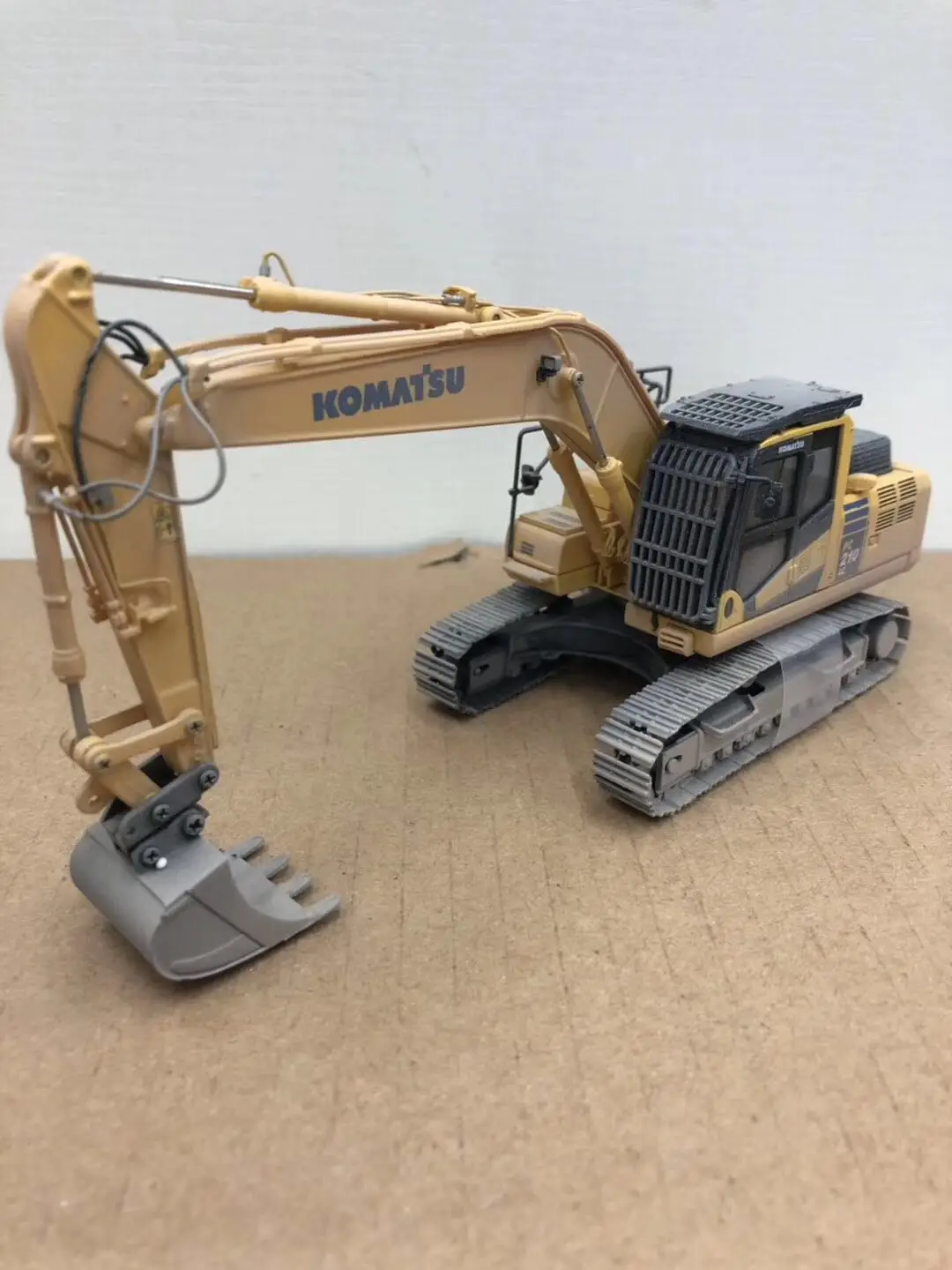 Универсальный хобби 1/50 Komatsu грязный PC210LC-11 литой экскаватор модель UH8144