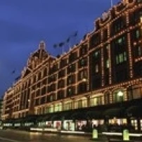 Низкий угол обзора зданий загорелись ночью Harrods Лондон Англия плакат печать
