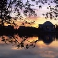 Мемориал на набережной Джефферсон приливной бассейн Potomac река Вашингтон DC США