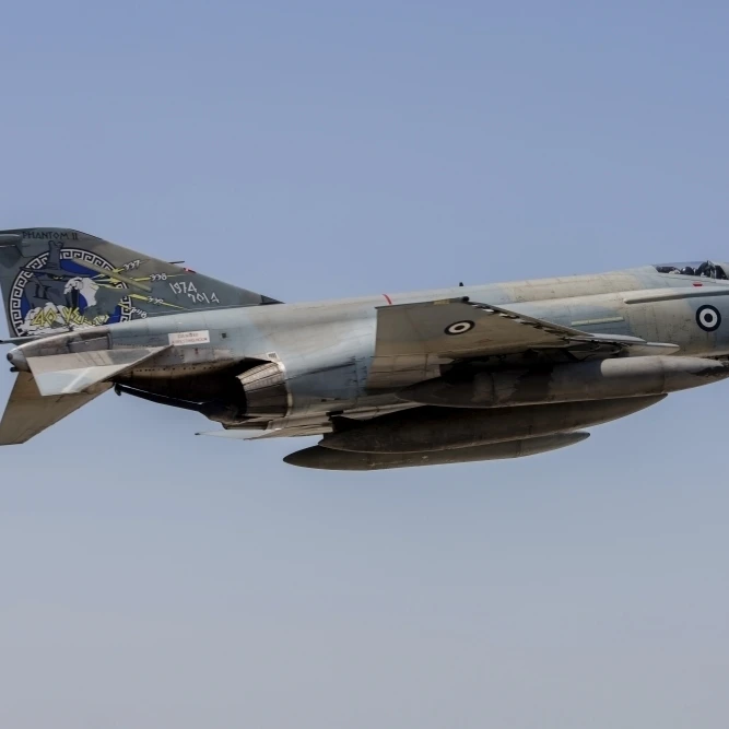 Греческий Air Force F-4E Phantom в 40th anniversaey маркировки плакат печать (17x11) | Дом и сад