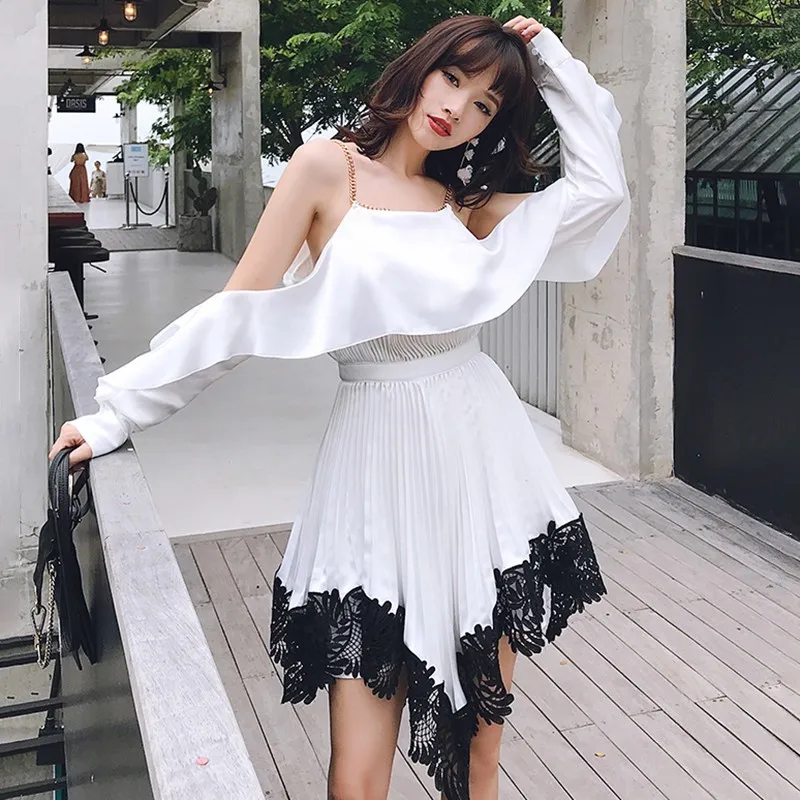 Женское асимметричное платье TWOTWINSTYLE белое кружевное с открытыми плечами