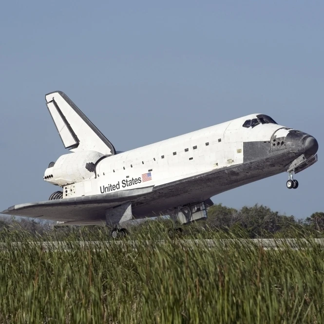 Космический Шаттл Atlantis касается взлетно-посадочной полосы 33 в космическом