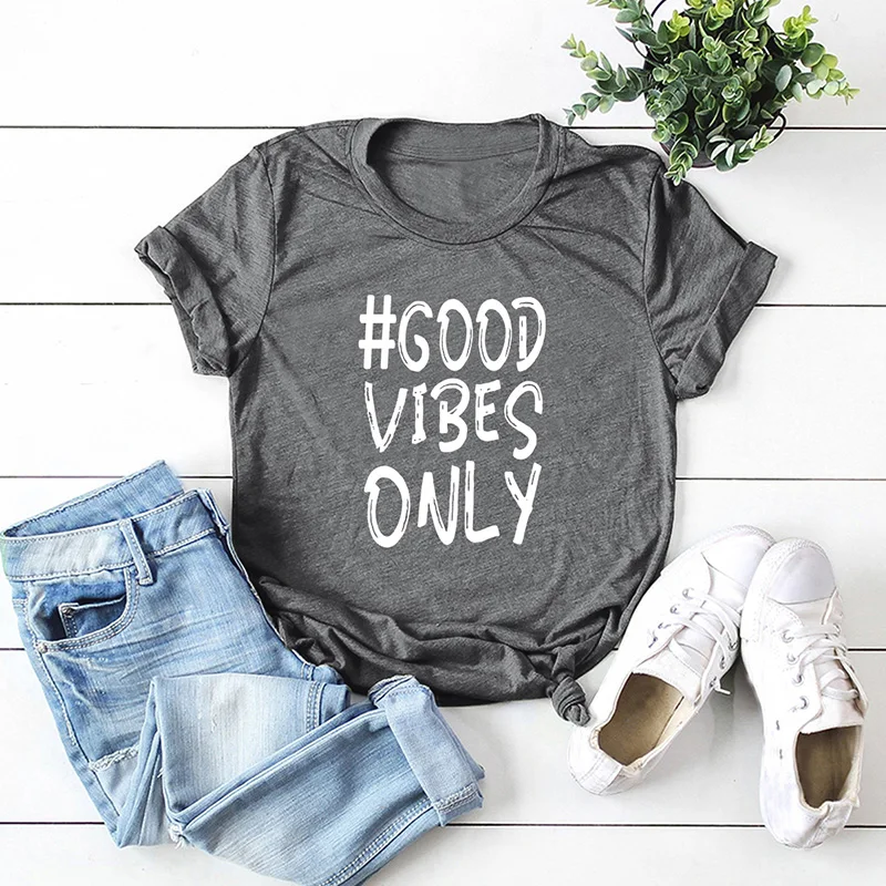 Женская футболка с коротким рукавом и круглым вырезом надписью Good Vibes Only | одежда