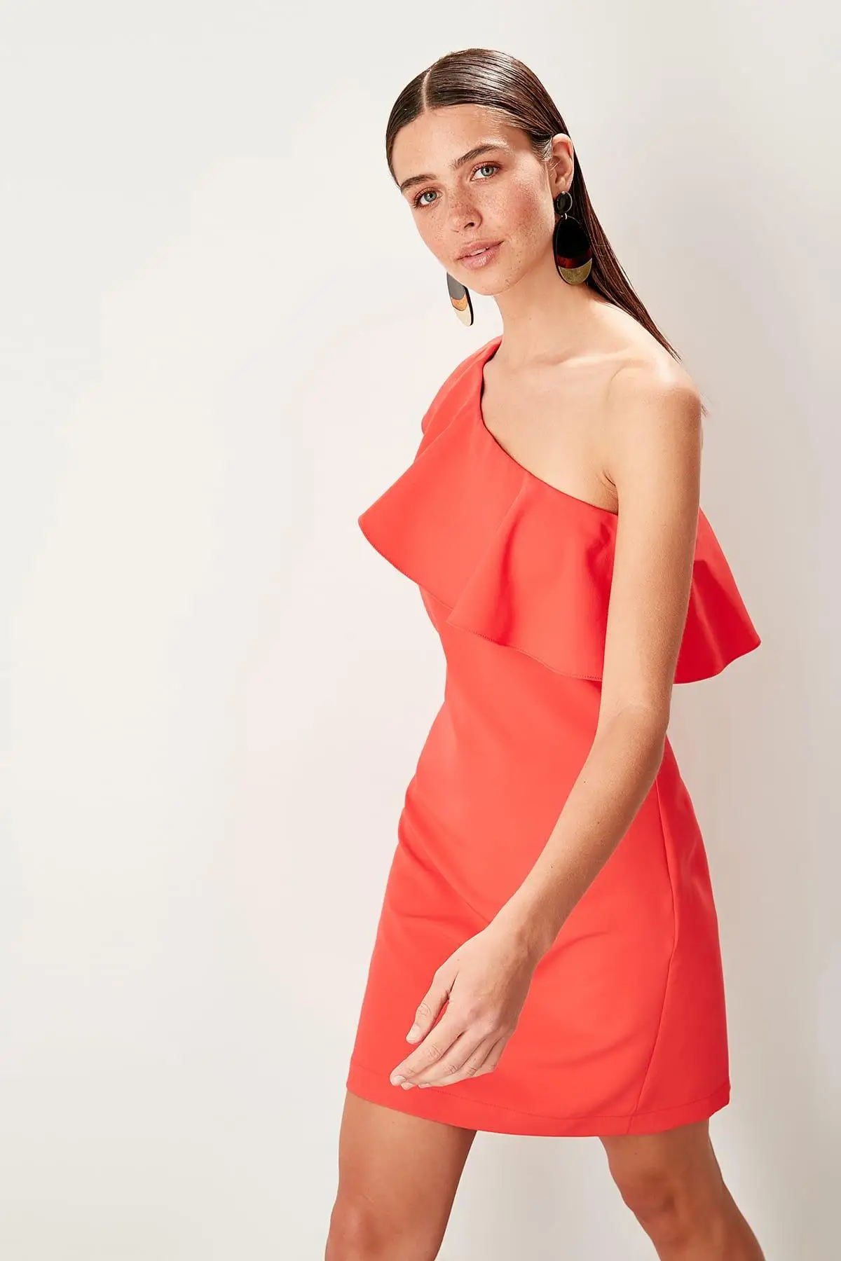 Trendyol Коралловое платье с одним рукавом и оборками TWOSS19LJ0150 | Женская одежда