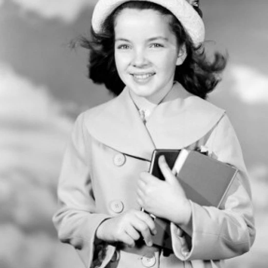 Портрет школьницы Холдинг книги плакат печать (18x24)|Таблички и знаки| |