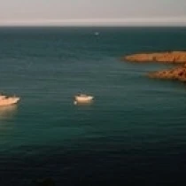 Лодки в море Esterel Massif Французская Ривьера Прованс Альпы Лазурный берег Франция