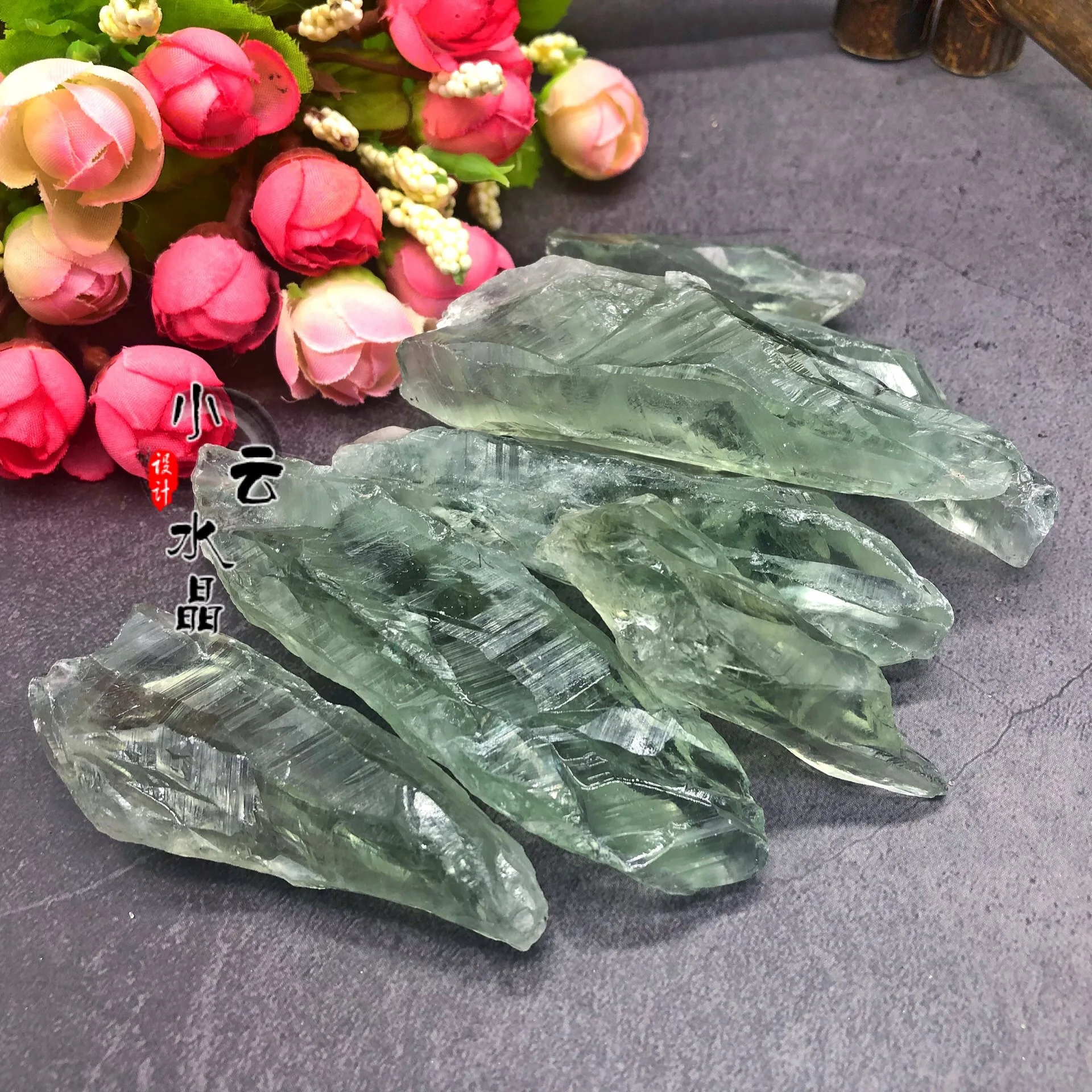 

300g natural green crystal rough 4-7cm large grain gravel green long tooth rough stone