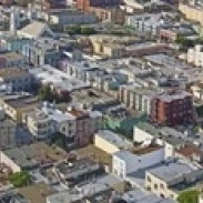 Вид с воздуха на красочные дома возле Вашингтон сквер и Коламбус авеню Сан