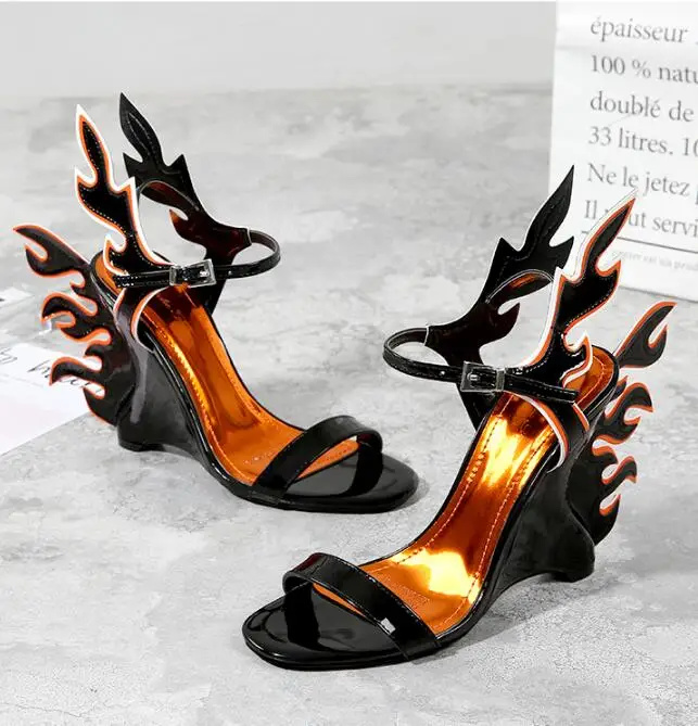 Женские босоножки на танкетке с пряжкой сандалии высокой языком пламени