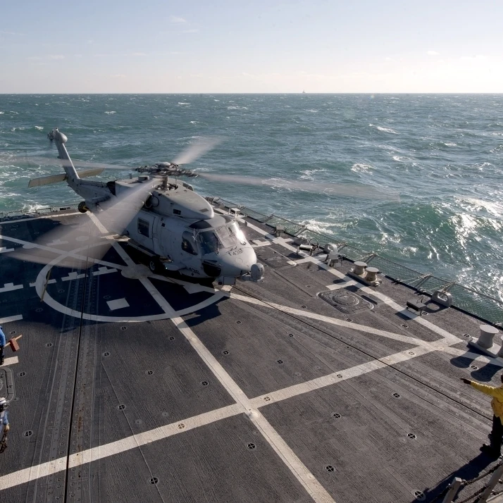 В SH-60B морской ястреб на flight deck из USS Джеймс Э. Уильямс плакат печать (33x23) | Дом и сад