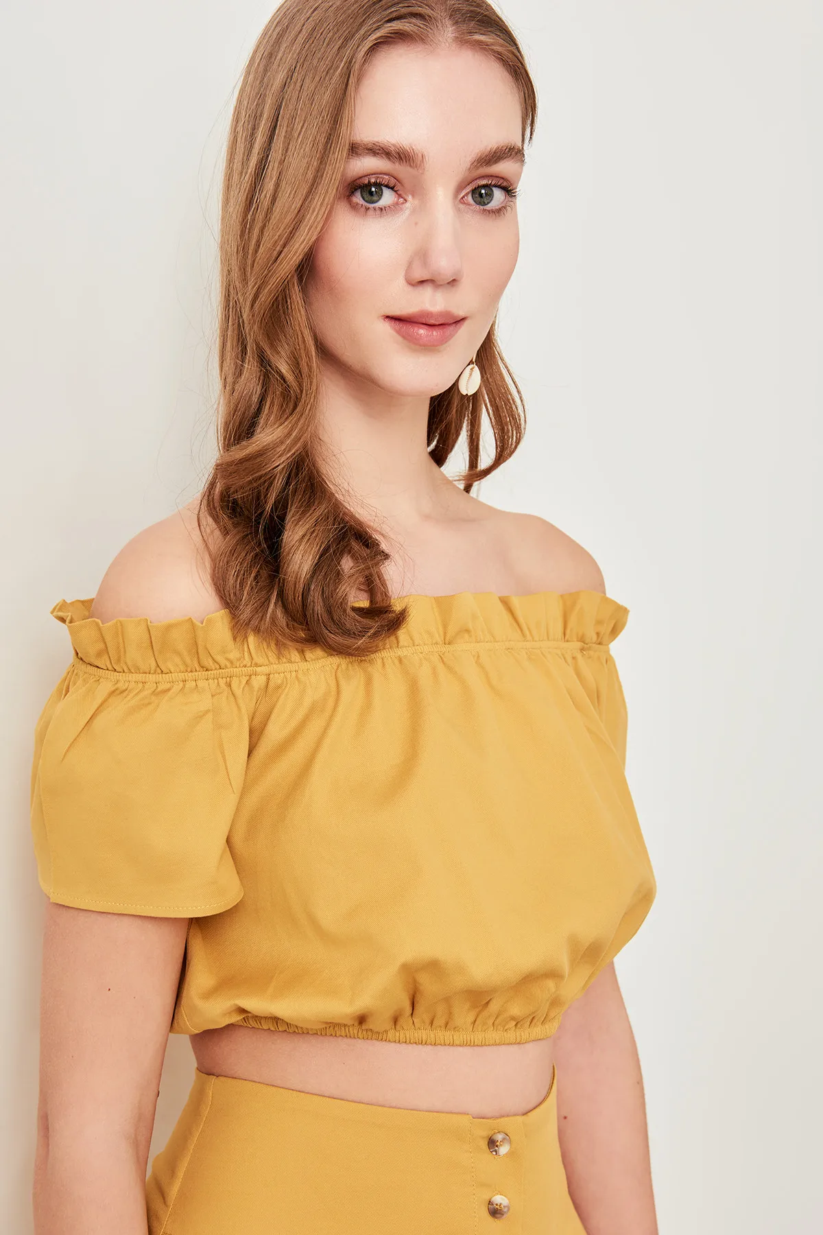 Trendyol Yellow Ruffle Detail Crop Tops TWOSS19EH0072 |