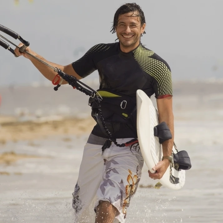 Человек несущий Кайтсерфинг доска плакат печать (24x34)|Таблички и знаки| |