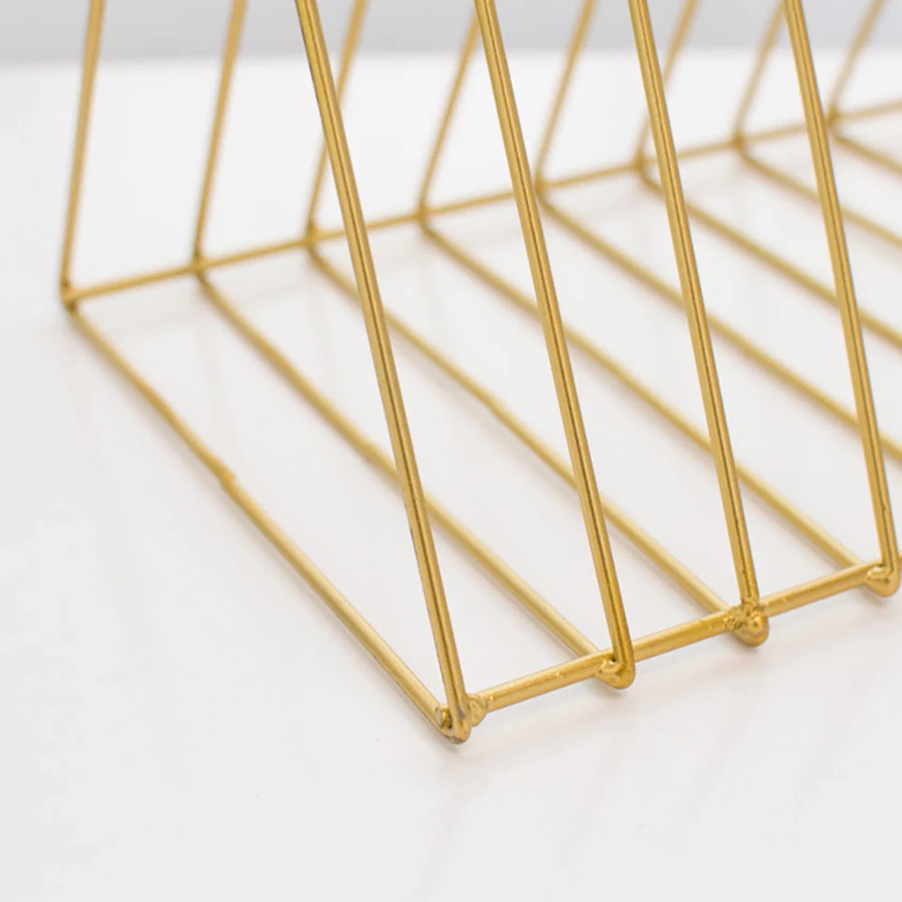 Треугольная винтажная полка из кованого железа золотистого цвета для настольных