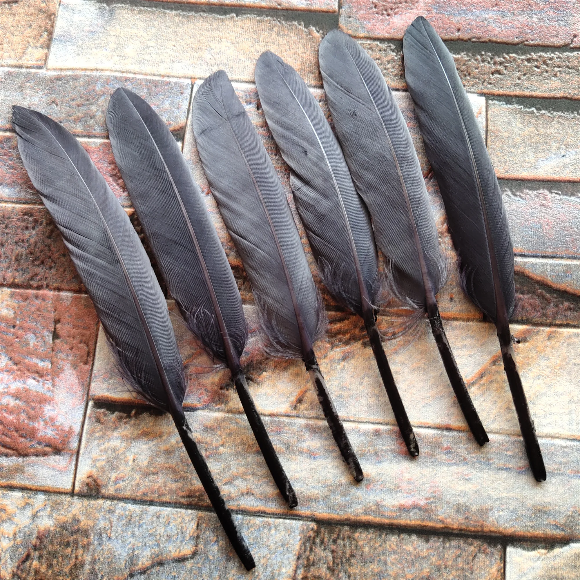 Горячая продажа оптом 100 шт красивые темно серые натуральные гусиные перья