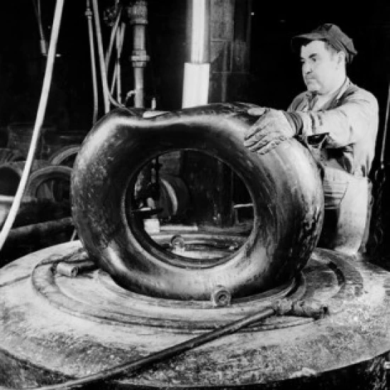 Мужской рабочий работающий в шиномонтажном заводском постере (18x24)|Таблички и