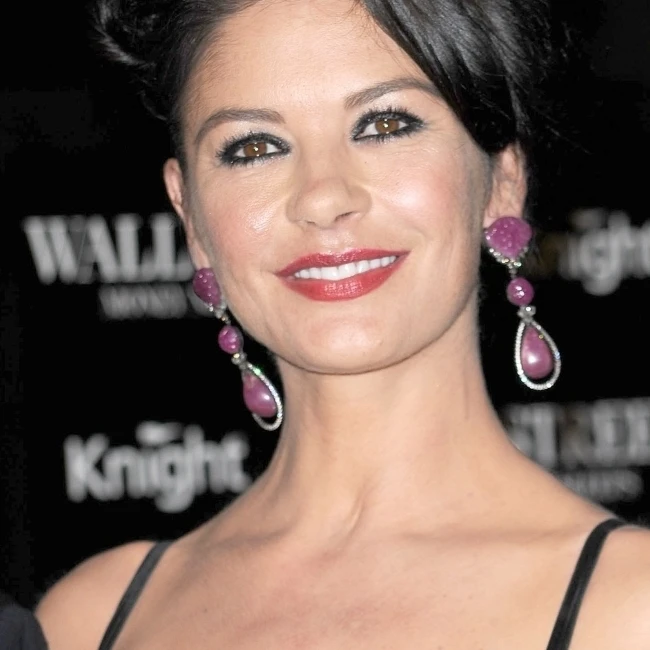 Catherine Zeta Jones At Arrivals для Уолл стрит 2: Money Never Sleeps премьера фотопечать (8x10)|Таблички и