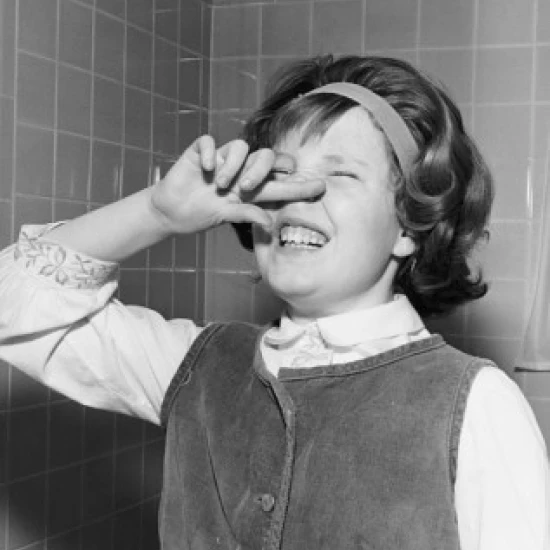 Крупный план девушки чихание плакат печать (18x24) |