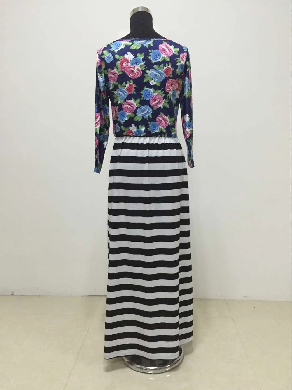 Одинаковая одежда для мамы и дочки платье в черно-белую полоску с длинными