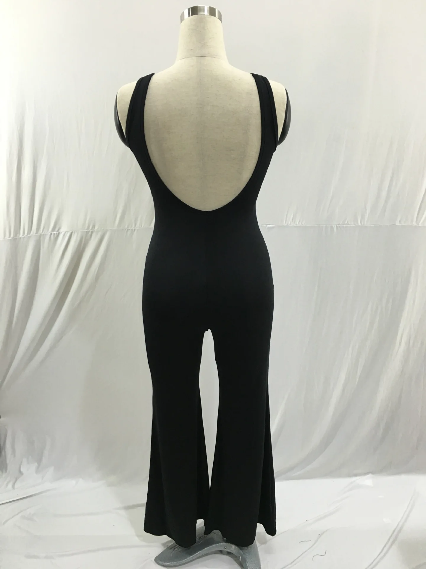 Облегающий свободный однотонный комбинезон и с открытой спиной без бретелек