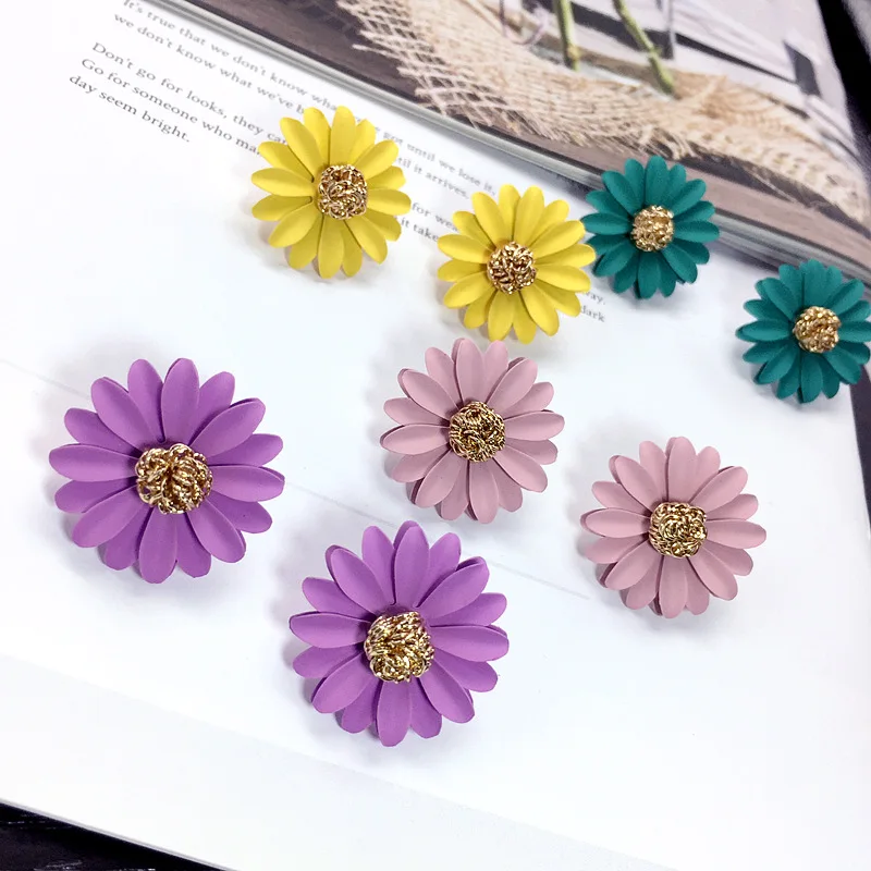 Женские серьги-гвоздики с маргариткой круглые серьги разных цветов вечерние для