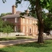 Люди стоят на улице Вильямсбург Вирджиния США плакат печать (18x6) |