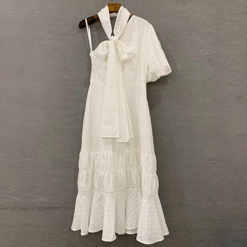 Женское платье с открытыми плечами асимметричным воротником и