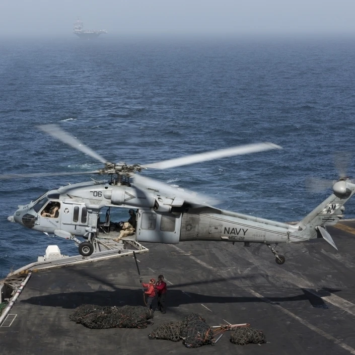 A MH 60S Knighthawk проводит вертикальное пополнение на плакат с изображением моря Print