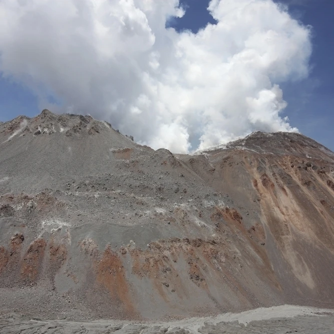 Дегазация Лава купол сидя в вершине кратер Chaiten вулкан Чили плакат печать