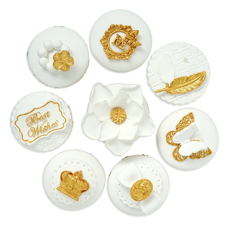 

2pcs Simulated fondant cupcake fake dessert model gold color made from clay cake decorating