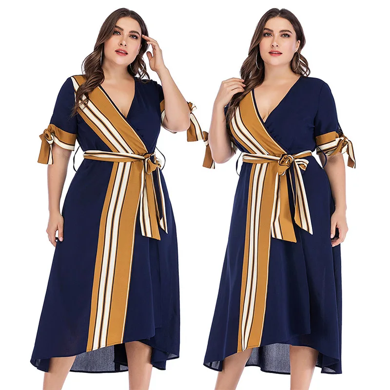 Модные женские платья больших размеров в полоску контрастного цвета с глубоким v