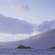 Замок в сумерках с горами на фоне замок Сталкер Argyll Highlands Region Шотландия постер (18x6)