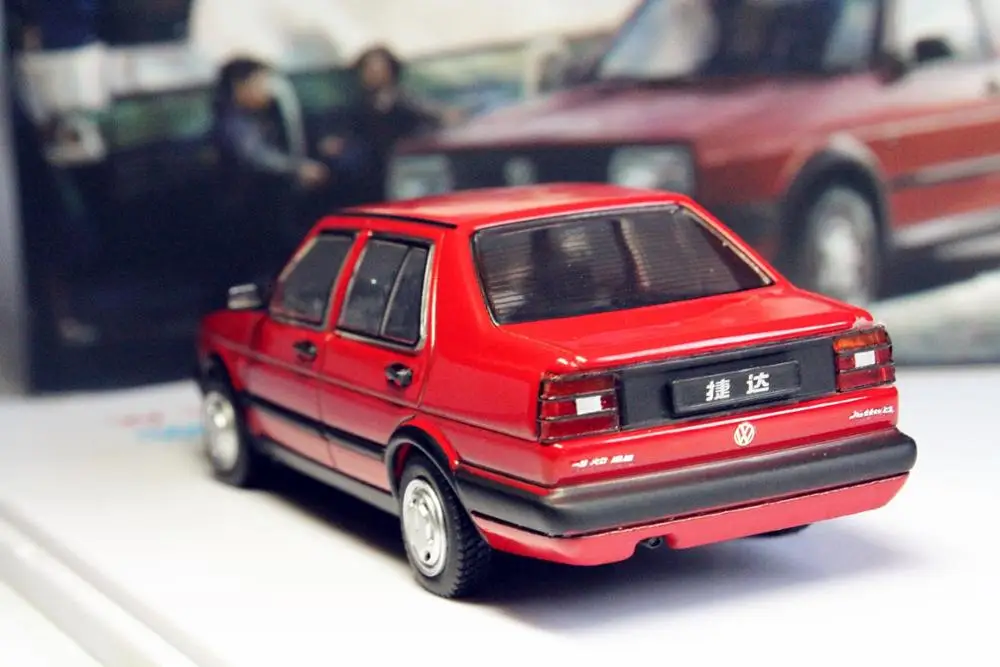 Модель Volkswagen Jetta classic литая красная Новинка 1/43 |