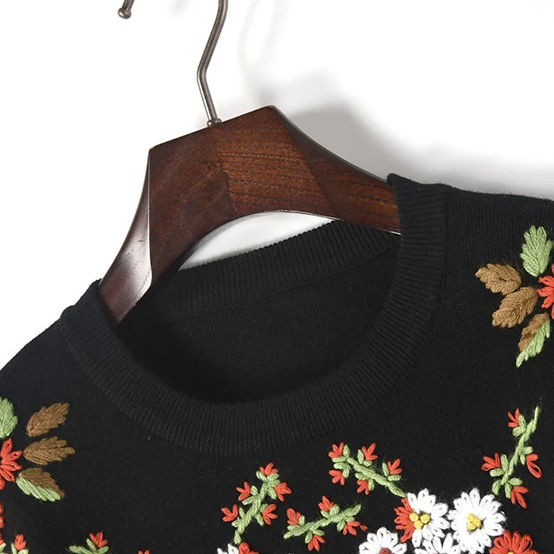 Autumn and winter new fashion retro hand embroidery chrysanthemum sweater women's head | Женская одежда