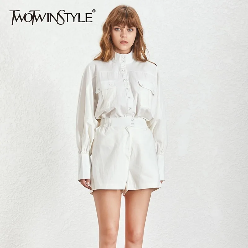 TWOTWINSTYLE однотонный повседневный комплект из двух предметов для женщин водолазка фонарь рукав кнопка рубашка высокая талия тонкие шорты женский костюм Лето