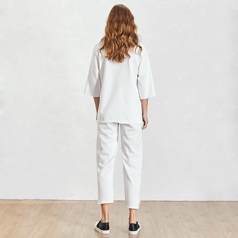 Женский Повседневный костюм TWOTWINSTYLE белая свободная футболка с круглым вырезом и