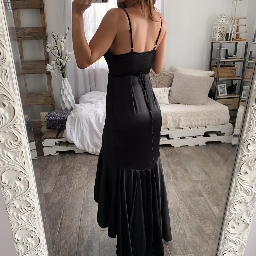 Женское длинное платье-туника с оборками и открытой спиной атласное летнее