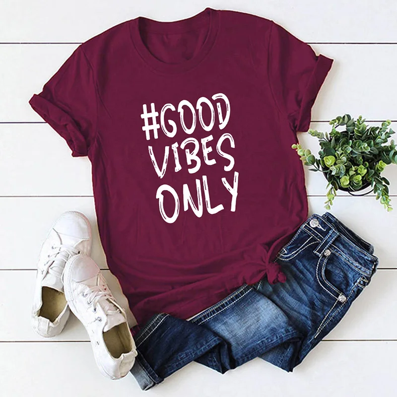 Женская футболка с коротким рукавом и круглым вырезом надписью Good Vibes Only | одежда