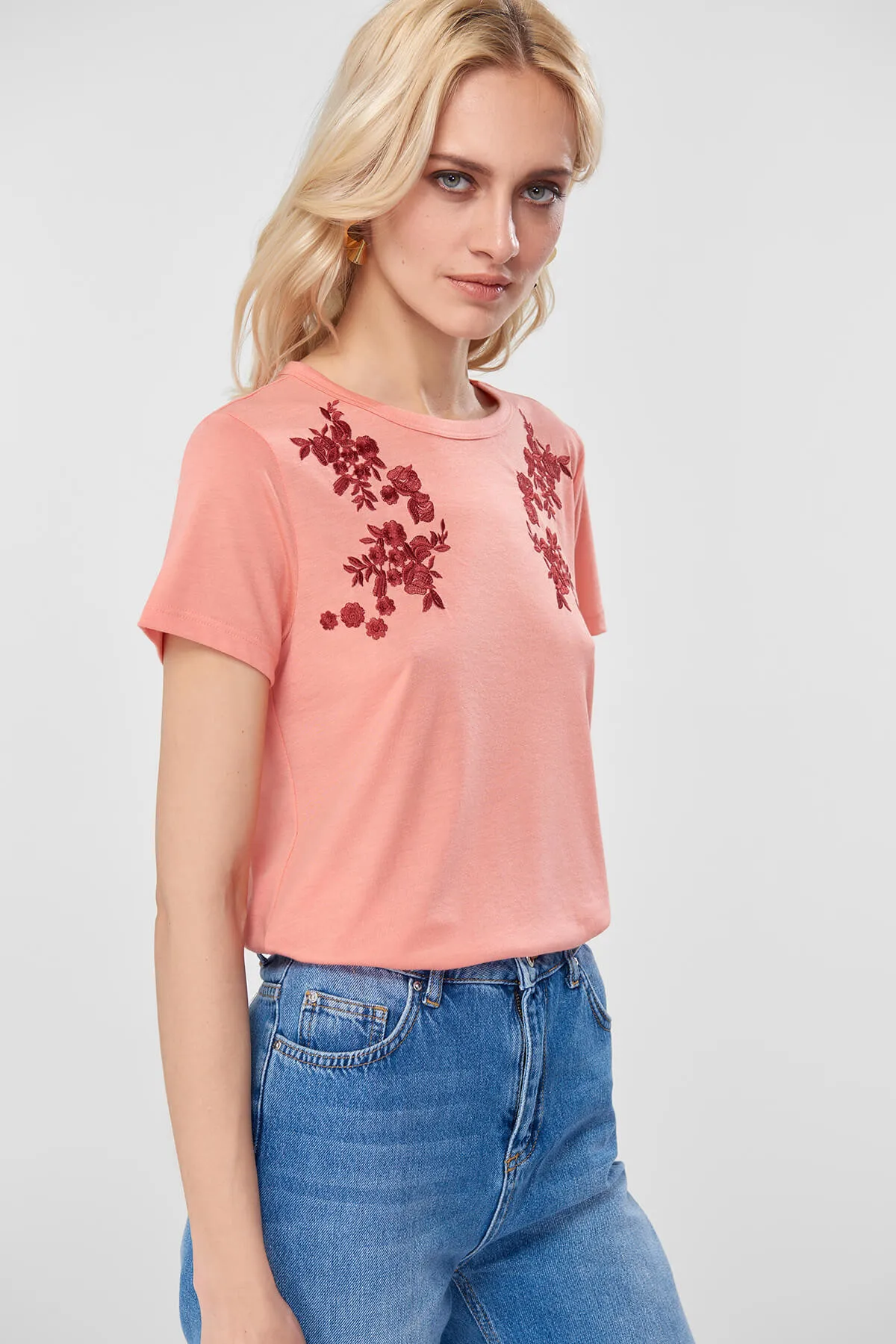 Trendyol Peach Blossom вышитые трикотажные футболки TOFSS18EP0074 | Женская одежда