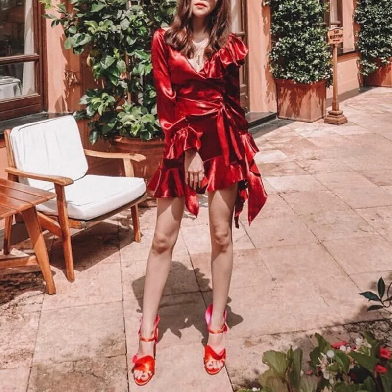 TWOTWINSTYLE Асимметричный атласные платья Женские V шеи Flare с длинным рукавом повязку