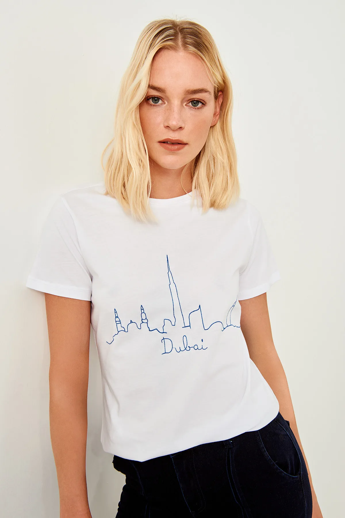 Trendyol трикотажные футболки Базовая вышитая белая TWOSS19AD0029|Футболки| |