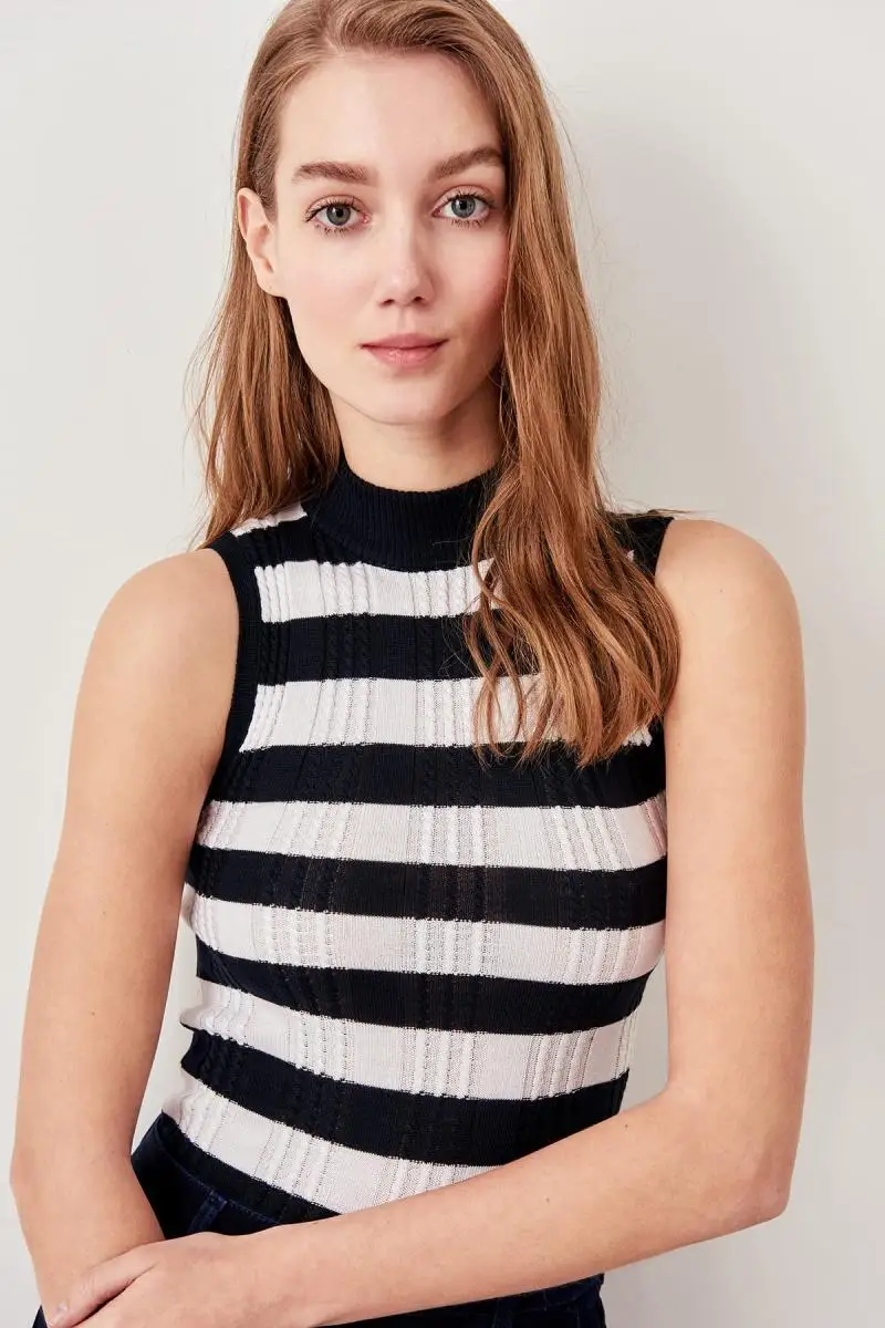 Trendyol Navy Blue Sleeveless and Mesh Detaylı Summer Knitwear Sweater TCLSS19DU0014 |