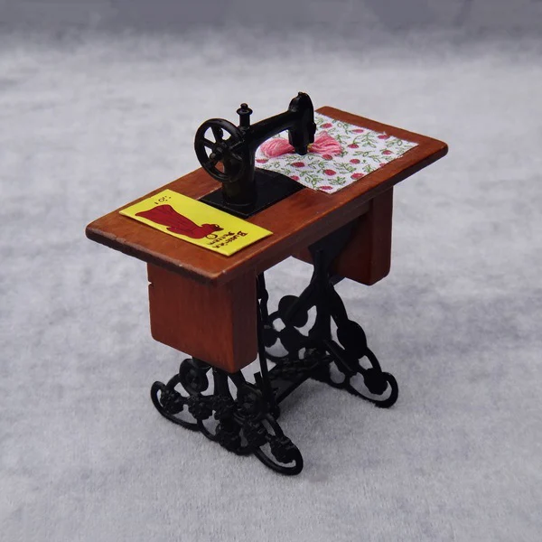 

Mini Sewing Machine with Cloth Model Vintage for 1/12 Scale Dollhouse Decoration M09