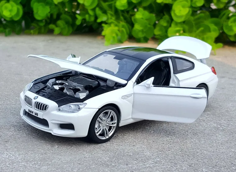 Модель автомобиля COUPE BMW M6 масштаба 1:32 из сплава металла с звуком и светом