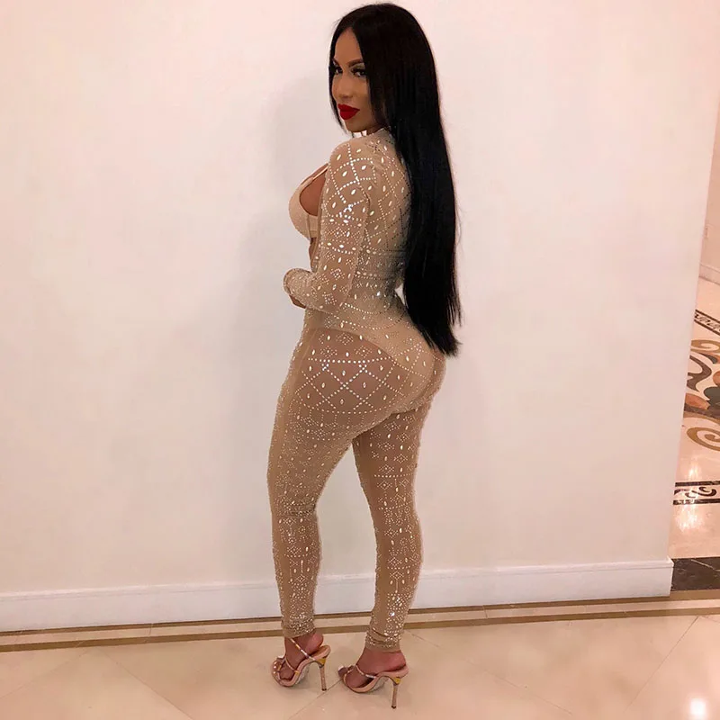 Соблазнительный сетчатый комбинезон с вырезом и стразами украшенный