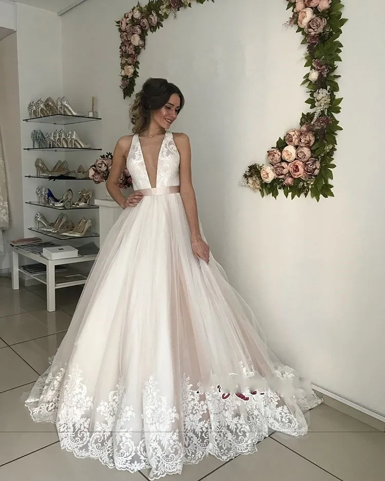 Женское свадебное платье со шлейфом It's yiiya белое кружевное с глубоким